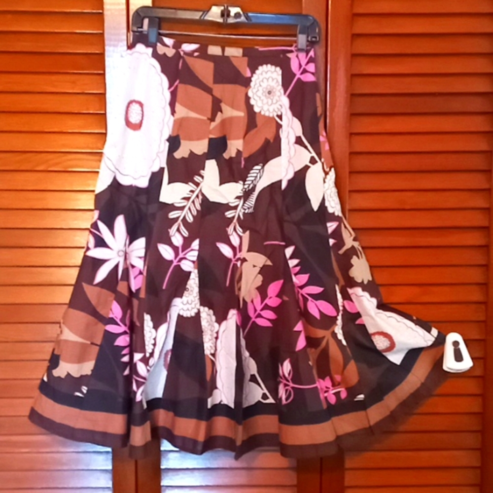 Ladies full skirt, size L